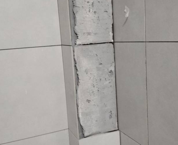 永仁瓷砖空鼓维修公司分享下瓷砖施工前基层浇水润湿程度不足，可能导致以下问题